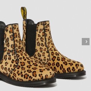 ☝🏽DR.MARTENS • FLORA LEOPARD CHELSEA BOOTS